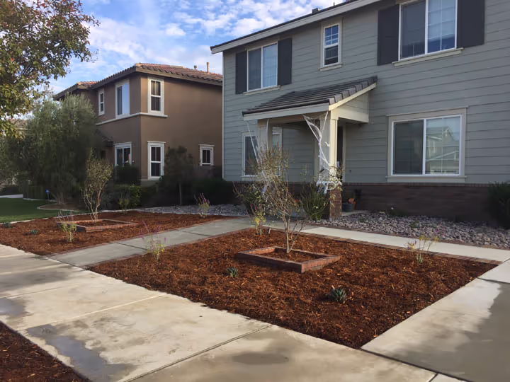 Residential Concrete Planters Flatwork Walkways — photo 1